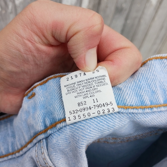 Vtg Levi’s 550 Womens 7 Short Relaxed Fit Tapered Leg Jeans Light Wash Blue Y2K - Picture 6 of 6
